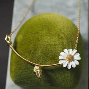 Kate Spade necklace daisy flower necklace